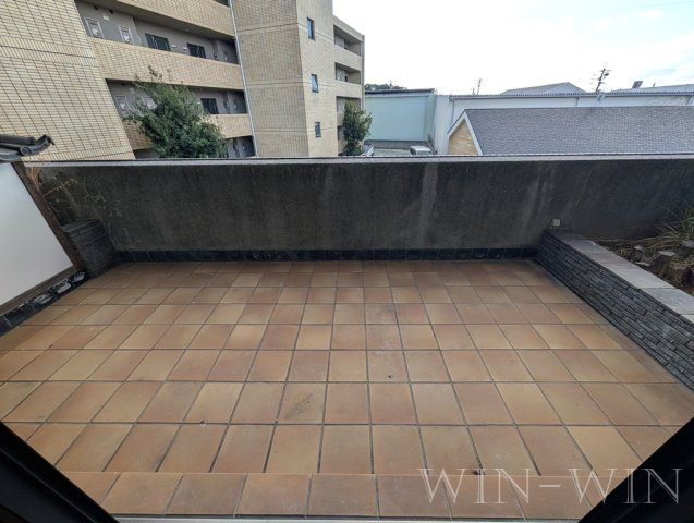 ユトリロつつじが丘 3のバルコニー