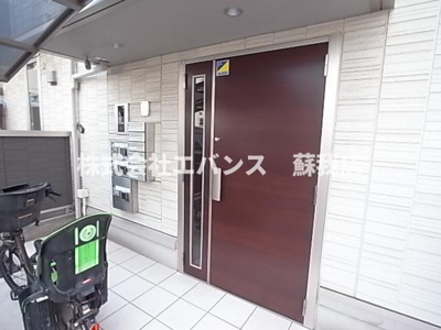 【エントランス】 | メゾンベール | 清潔なエントランスです