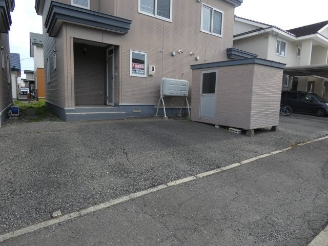 西24南3二戸借家の駐車場