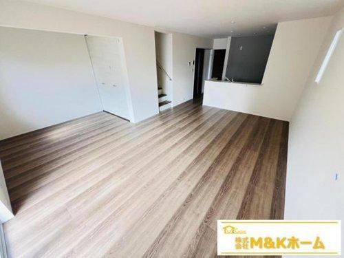 半田市平地馬場町2丁目　全2棟　2号棟の居間・リビング|LDK17帖♪　リビングイン階段で自然と家族が集まる空間になります！