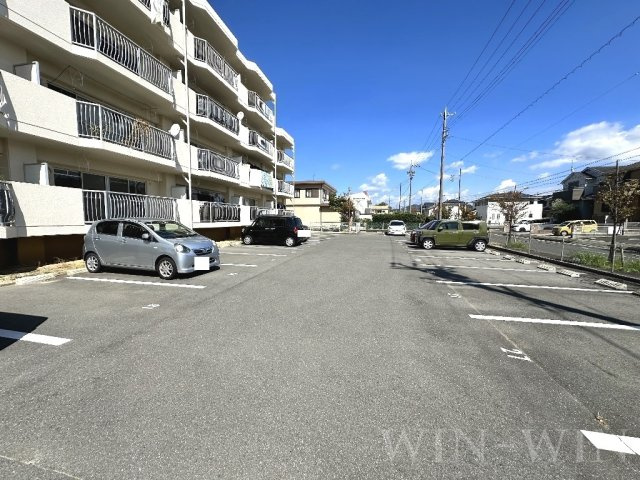 サザール一本木の駐車場