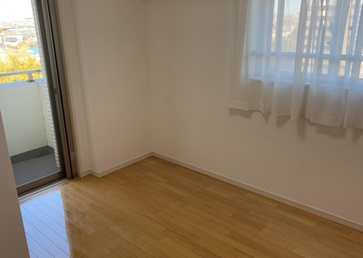 【洋室】 | ディーフィールさがみ野 | 洋室のメリットは重い家具が置きやすく、身の回りが整理しやすいことです。 床がフローリングのため畳とは異なり凹みにくいです。 クローゼットなど収納が豊富で、普段使わない旅行カバンや服の整頓も簡単にです。