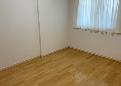 【寝室】 | ディーフィールさがみ野 | 寝室でゆっくりと過ごすためにはベッド周りの適度な空間を担保することや窓の位置、照明の明るさ、寝室の広さなどを考える必要があります。自身や家族の構成とライフスタイルに併せて寝室にする部屋を選びましょう！