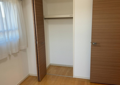 【収納】 | ディーフィールさがみ野 | デザイン性を重視しすぎて収納が少なかった！なんてことにならないため、事前に現地で収納の数を確認しておくことをお勧めします。クローゼット以外にも床下収納や屋根裏収納、パントリーなどもチェックしましょう。