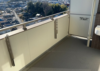 【バルコニー】 | ディーフィールさがみ野 | バルコニーは、室外の専用スペースのうち、「屋根がなく開放された空間」であるものを指します。ベランダより広いタイプのものが多く、日当たりもよいため家庭菜園などを楽しみたい人にとって適した環境となります。