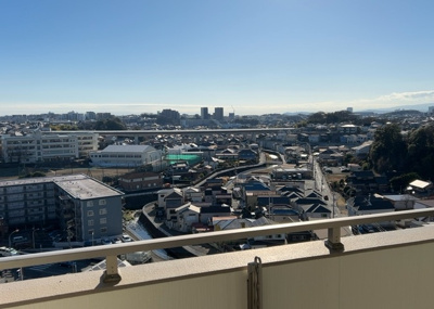 【展望】 | ディーフィールさがみ野 | 眺望の良さを楽しめるダイニングキッチンで家族団らんの時間を過ごしてはいかがでしょうか。バルコニーから見える景色を家族で眺める時間は、時間が経つのを忘れてしまいそうですね。是非、現地を見に行きましょう！