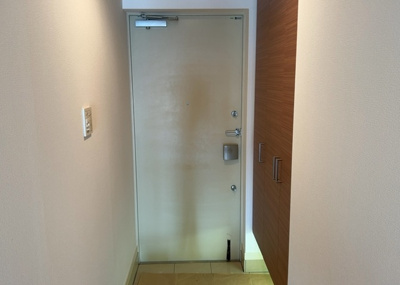 【玄関】 | ディーフィールさがみ野 | 玄関は家の顔でもあり、家族以外の目にも止まる場所です。玄関は外との間を仕切る扉、靴などをしまっておく収納スペース、靴脱ぎのたたきスペース、来客とのやり取りをするドアホンなど複数のアイテムからなります。