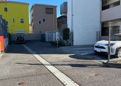 【駐車場】 | ディーフィールさがみ野 | 車一台あたりに必要なスペースは、標準サイズの普通自動車で横幅2m50cm、長さ5mは必要になります。ただし、乗降のことも考慮して横幅3m30cm、長さ5m50cmほどは確保できるところを選びましょう。