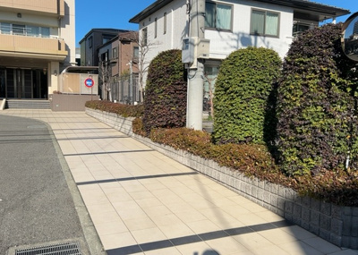 【庭】 | ディーフィールさがみ野 | 物件によっては、入居者が個人的に使用できる専用庭がついているものもあります。また、住宅の中にある土間の部分を庭と呼ぶこともあります。庭の用途は住む人によって変わり、それによってデザインもさまざまです。