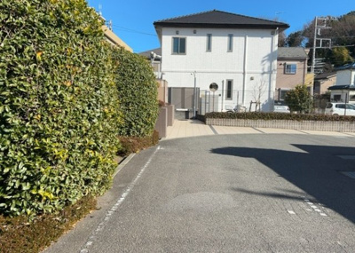 【中庭】 | ディーフィールさがみ野 | 中庭（パティオ）とは、一つの建築物の内部に設けられた、壁などで囲われている庭のことを指します。コの字型、ロの字型が主流ですが、L字型の中庭もあります。最近では、インテリア性の高さからも人気があります。