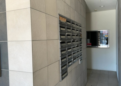 【設備】 | ディーフィールさがみ野 | エントランス付近に設置されている集合ポストは、住んでいる部屋と離れているため、ポストをあさるなど誰かに何かされていても被害に気づきにくいです。入居する時には他人に特定されにくい番号で鍵をかけましょう！