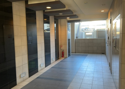 【ロビー】 | ディーフィールさがみ野 | ロビーというと、エントランスと何がちがうの？と思いますよね。実はロビーとエントランスには明確な決まりはありません。物件によっては、エントランスを入って広がるある程度の広さのある空間がロビーとなります。