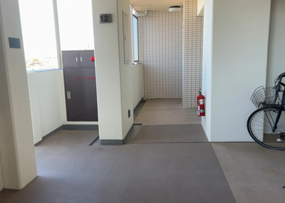 【その他共用部分】 | ディーフィールさがみ野 | 共有部分は、住民なら誰もが使える設備のこと。例えば駐車場やエレベーター、インターネット設備、セキュリティ設備などがあります。他にも、マンションの廊下・外部階段やエントランス・ゴミ置き場などがあります。