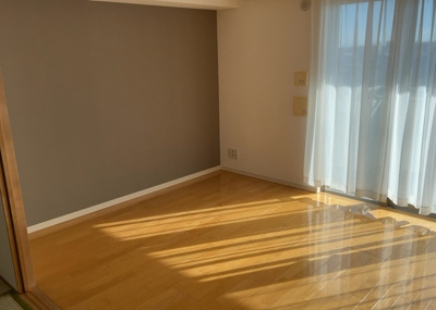 【居間・リビング】 | ディーフィールさがみ野 | リビングの間取りの種類は大きくわけてリビングとダイニングが別になっているタイプ、リビングダイニング一体型です。どちらも一長一短ですので、家を選ぶ時はその両面をチェックして決めるようにしましょう。