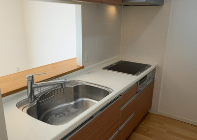 【キッチン】 | ディーフィールさがみ野 | 標準的なシステムキッチンの横幅は、165cm～300cm程度です。2100・2400・2550・2700などミリ単位で表記されます。普段どのように料理をするのかを想定しながら合ったサイズを選びましょう