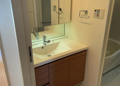 【独立洗面台】 | ディーフィールさがみ野 | 洗面化粧台では顔を洗ったり、身だしなみを整えることが本来の使い方ですが、用途によっては洗面化粧台に求められる機能が違ってくるため、ご自身や家族のライフスタイルに合ったものを選ぶことをおすすめ致します。