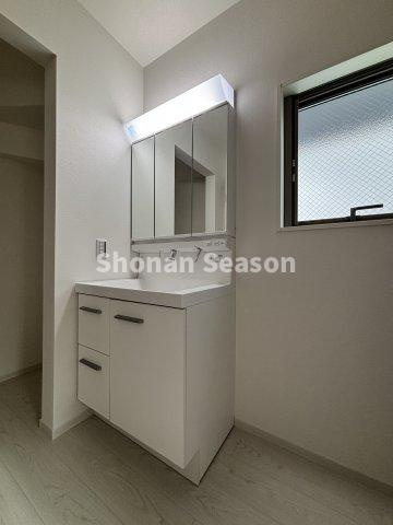 【独立洗面台】 | ミラー裏や洗面台下にたっぷり収納をご用意◎
小物類を収納すれば、生活感を抑えられそうですね♪