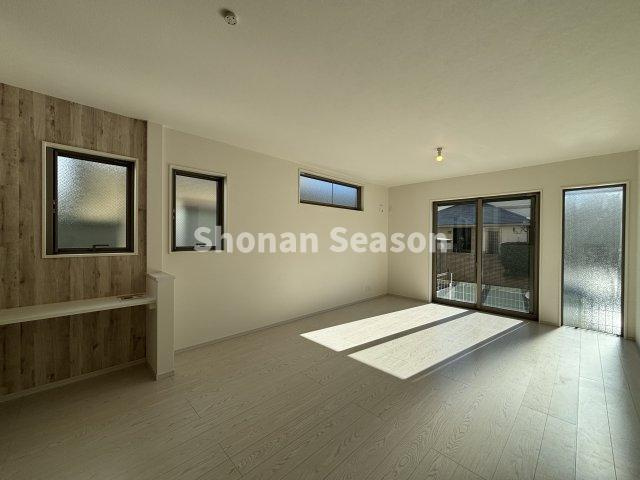 【居間・リビング】 | お子さまの学習やパソコン作業などに重宝するスタディーカウンター付き◎