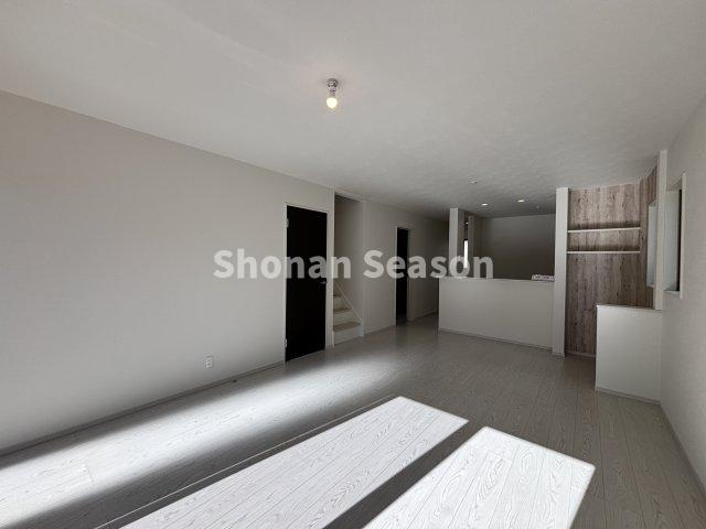 【内装】 | 長期外出時の防犯面でも安心の「シャッター雨戸」完備。