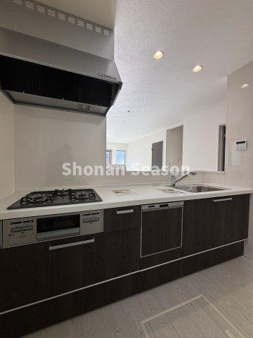 【キッチン】 | 料理中でもリビングの様子を見守れる対面式キッチン！
毎日の家事効率がグっとアップする「食洗機」を備えました◎