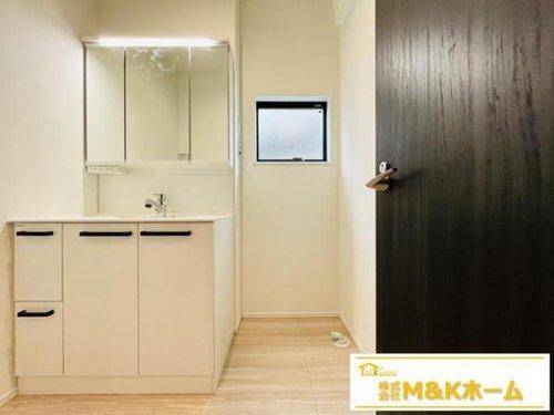 半田市郷中町3丁目　全4棟　4号棟の洗面所|洗面　シャワー付き♪