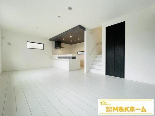 半田市郷中町3丁目　全4棟　4号棟の居間・リビング|リビング別角度♪