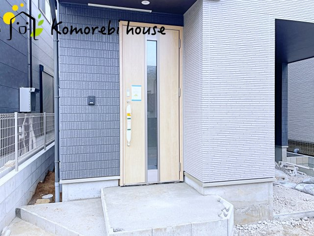 第2上尾谷津　新築一戸建て　Aの玄関|明るい玄関です