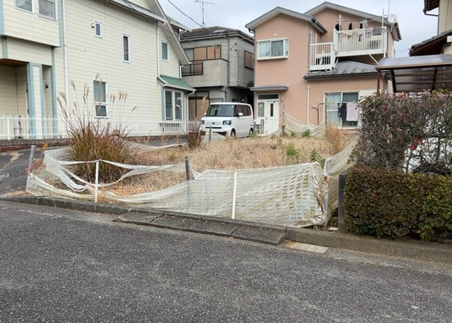 【外観】 | 土地購入を検討されている場合、境界杭がない状態で購入してしまうと境界確定測量をする必要があり、費用がかかります。購入の前に、売主、隣土地所有者立ち合いのもと境界を確定し境界杭を設置するのがベストです。