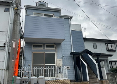 【外観】 | 厚木市温水一棟 | 家を建てる場合、方位は要チェックです。現実的に日当たりのよい家ならばリビングは南側、建築基準法でも北側に当たる家への配慮は求められています。土地を見学に行く際は、方位磁針を持って行くようにしましょう。