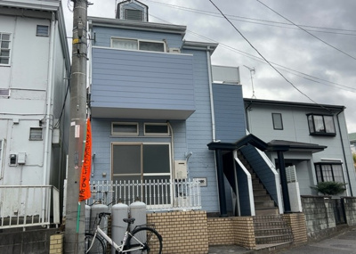 【外観】 | 厚木市温水一棟 | 現地に行くなら、物件の周囲の地形がどうなっているかを見ることも大切です。周辺より低くなっている土地では、大雨などで水が集まりやすいため、地盤が弱くなっているということも考えられるため、注意が必要です。