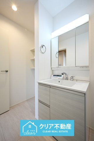 【独立洗面台】 | 大泉町寄木戸7期5棟 グラファーレ　２号棟 | 3面ミラーの後ろは収納スペースを完備。生活感のあるものは隠して、スッキリシンプルな洗面台に！