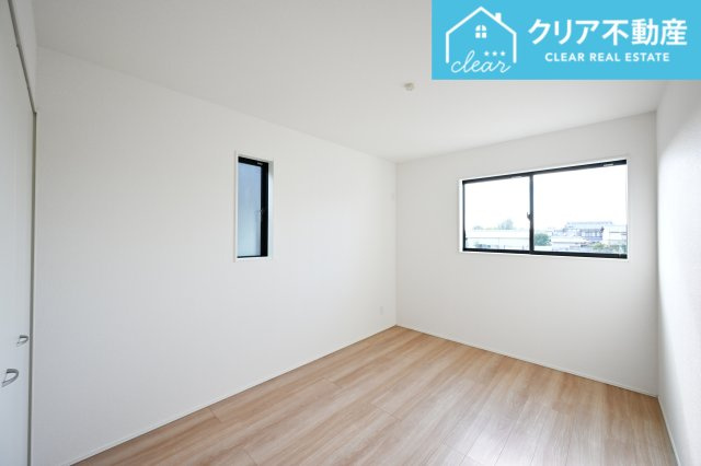 【洋室】 | 大泉町寄木戸7期5棟 グラファーレ　２号棟 | 2面採光の洋室は日当たりがよくあったか♪