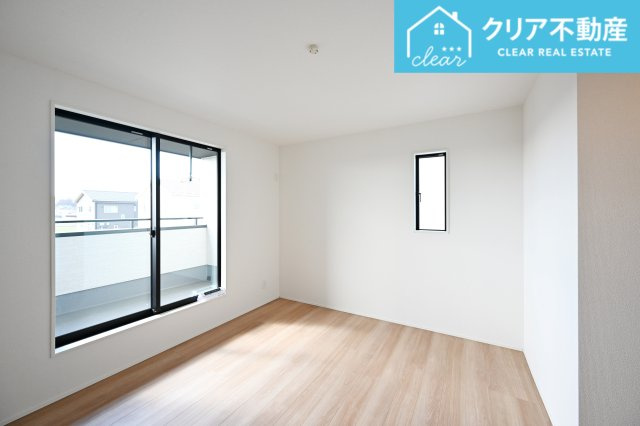 【洋室】 | 大泉町寄木戸7期5棟 グラファーレ　２号棟 | 寛ぎの時間を紡ぎだす主寝室。大型ベッドを置いても余裕です。