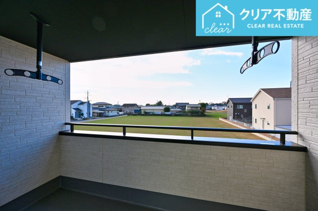 【バルコニー】 | 大泉町寄木戸7期5棟 グラファーレ　２号棟 | 屋根付きワイドバルコニーなので、急な雨の時も安心♪竿受けも設置済み！
