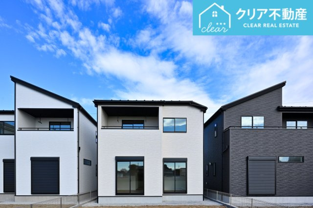 【外観】 | 大泉町寄木戸7期5棟 グラファーレ　２号棟 | スッキリクリアな青空に映えるエクステリア！
日当たり良好な立地です♪