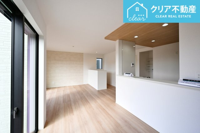 【居間・リビング】 | 大泉町寄木戸7期5棟 グラファーレ　２号棟 | 日当たりがよく広いリビングは家族が自然と集まる居心地の良い空間です♪