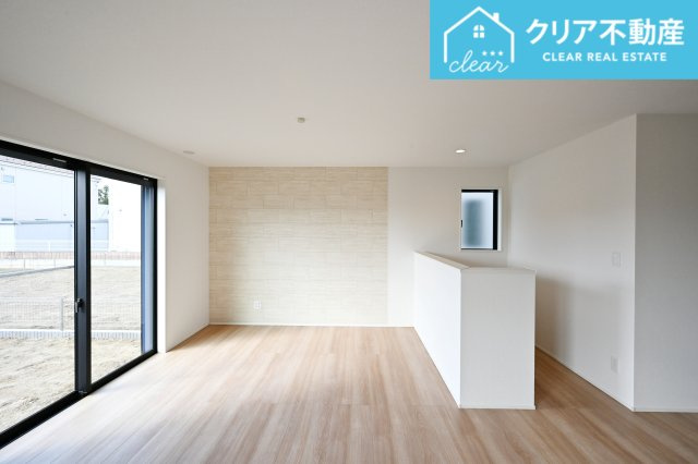 【居間・リビング】 | 大泉町寄木戸7期5棟 グラファーレ　２号棟 | 大型ＴＶも余裕で置けちゃう！ワイドなリビングで家族団らんの時間も増えそうですね♪