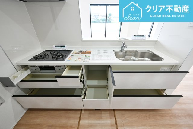 【キッチン】 | 大泉町寄木戸7期5棟 グラファーレ　２号棟 | スライド収納付きシステムキッチン。パスタ鍋や圧力鍋の出し入れもスムーズ！