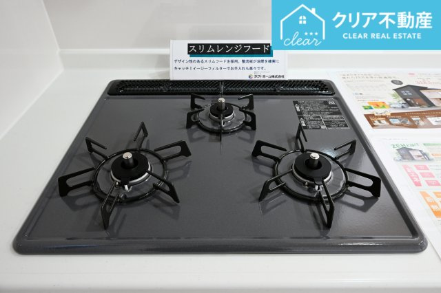 【キッチン】 | 大泉町寄木戸7期5棟 グラファーレ　２号棟 | 三口コンロで家事効率アップ！