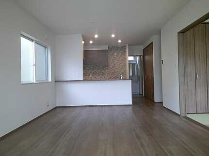 西区井口１丁目の居間・リビング|WICや2帖の納戸・パントリーなど収納豊富