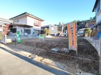 【外観】 | 周辺は緑も多く、都心へのアクセスも良好です。現地は戸建が建ち並び、落ち着いた住環境が広がります。大型分譲地ならではの統一感ある街並みが魅力です。