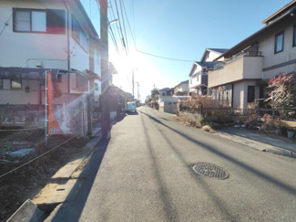 【前面道路含む現地写真】 | 道路幅も広く、車の出し入れもスムーズな住環境。区画整理地内のきれいに整備された前面道路です。ゆとりある道路計画で安心感のある街並みが続きます。