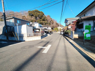 【前面道路含む現地写真】 | 見通しの良い、きれいに整備された前面道路。安心感のある道路環境です。交通量が少なく、落ち着いた住環境の整然とした街並みが続く住宅街の一角です。