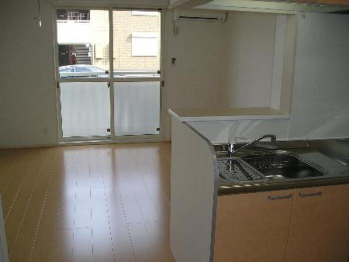 ブルックタウン Ａの居間・リビング|南向きの対面キッチンタイプのお部屋です。