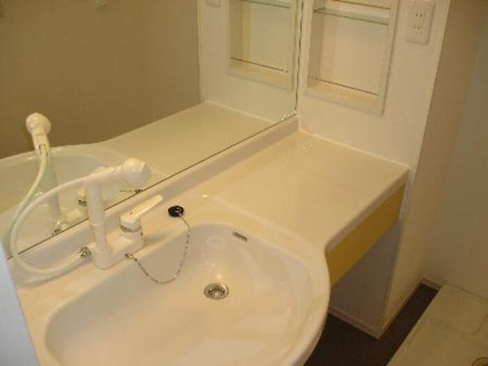 ブルックタウン Ａの独立洗面台|おしゃれなカウンタータイプの洗髪化粧台です。