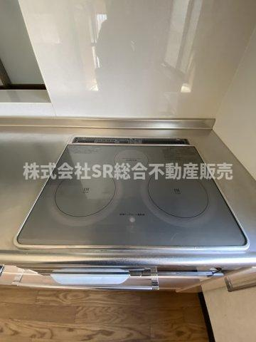 若江本町2丁目中古戸建のキッチン|IH3口コンロで安全でお掃除も楽です♪