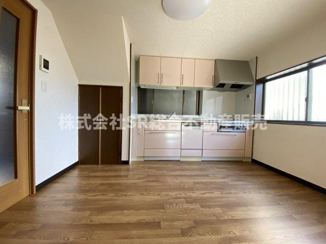 若江本町2丁目中古戸建のキッチン|日中は電気なしでも明るいダイニングキッチンです♪