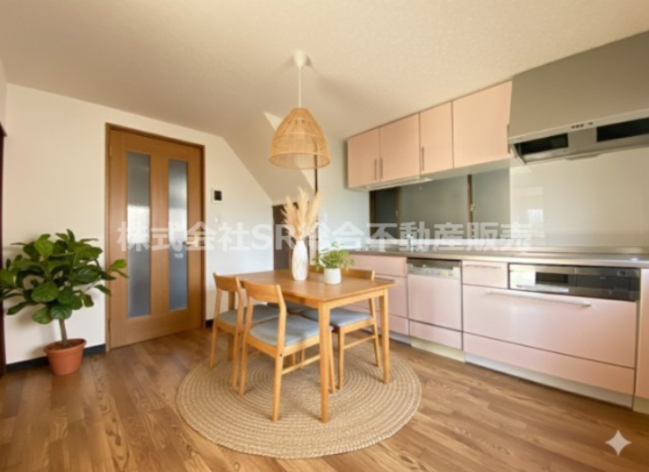 若江本町2丁目中古戸建の居間・リビング|ご家族で食卓を囲める広さがあり明るいダイニングキッチンです♪（家具はCGによるイメージです。）