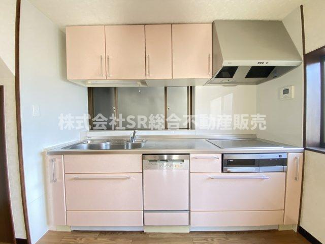 若江本町2丁目中古戸建のキッチン|設備の充実したIH3口コンロのシステムキッチンです♪