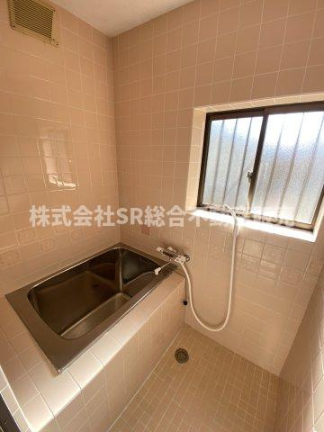 若江本町2丁目中古戸建の浴室|お風呂には窓もあり、換気がバッチリとできます☆